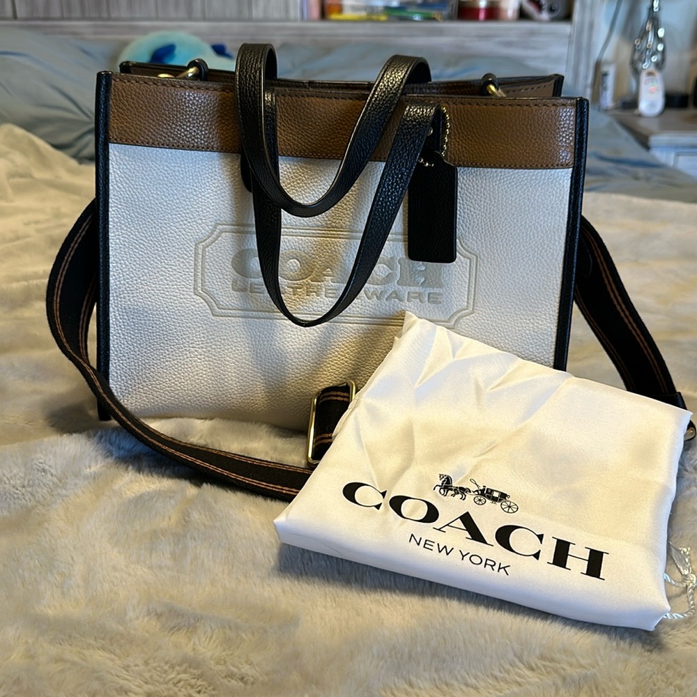 Gorgeous 2 tone Coach tote w/crossbody